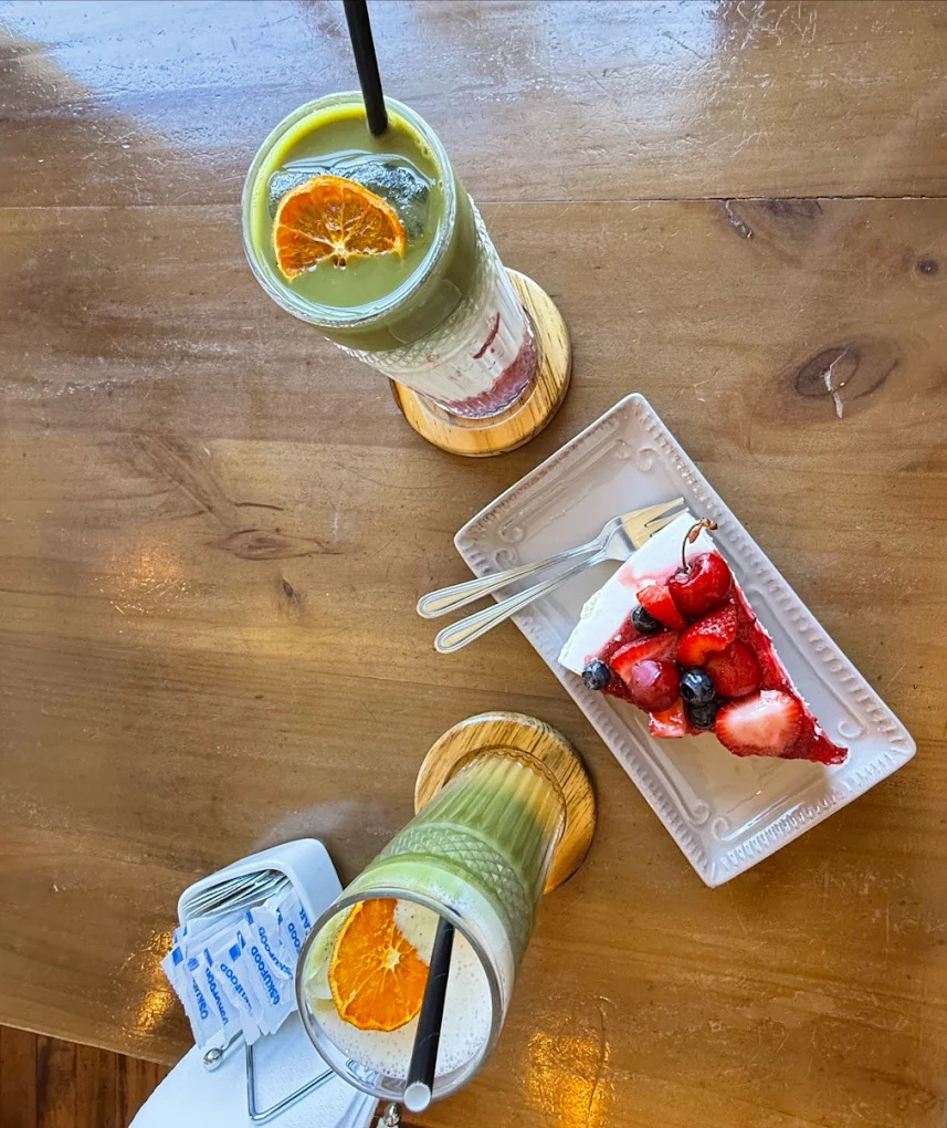 Bebidas heladas de matcha con rodajas de naranja y tarta de frutos rojos en Terra Specialty Coffee