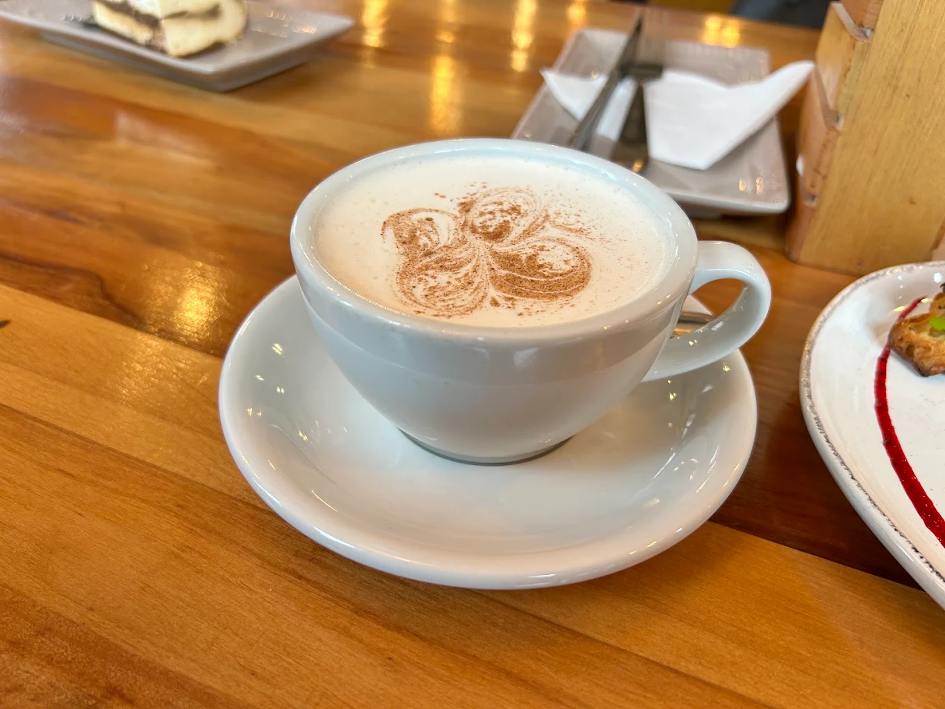Vaporizado sedoso con diseño floral en canela molida, ideal para una tarde lluviosa en Valdivia.