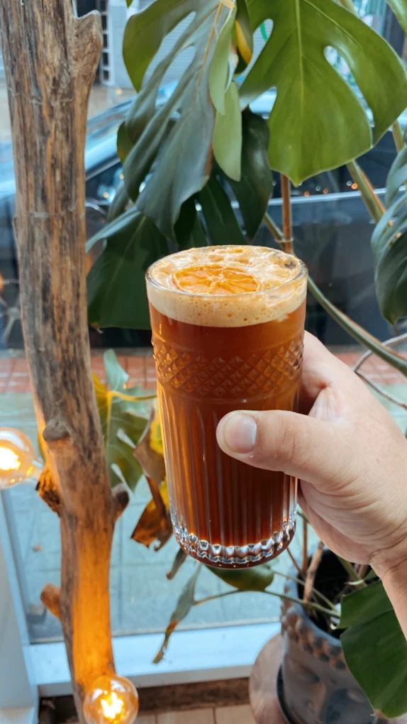 Técnica de vertido libre con figura de cisne sobre espresso de tueste propio.