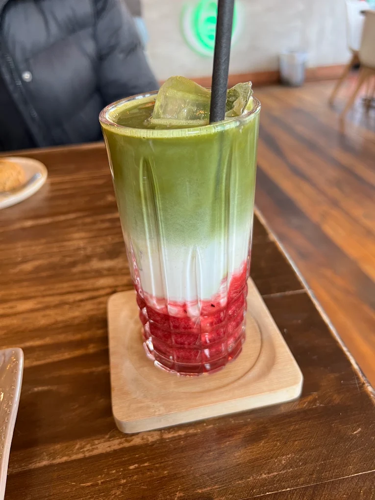 Opciones refrescantes de cold brew, tónicas y té helado con hierbas silvestres.