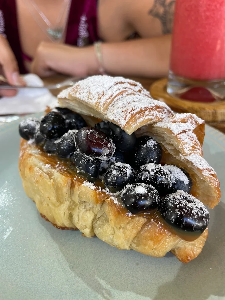 Masa quebrada crujiente con mermelada y bayas frescas de la zona sur.