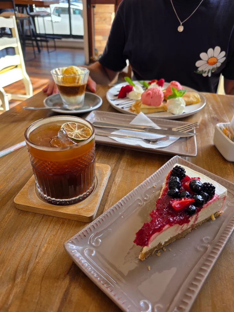 La combinación clásica para empezar el día en Valdivia: café con leche, tostadas y huevos.