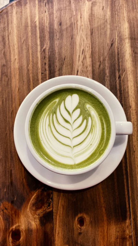 Rincones con historia, revistas de café y objetos de diseño local.